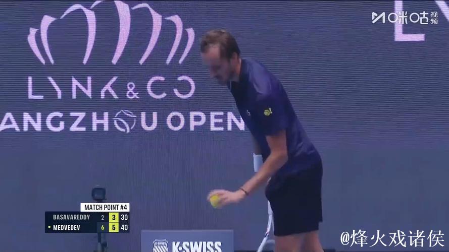 ATP巴黎大师赛：梅德韦杰夫横扫晋级 阿利亚西姆逆转