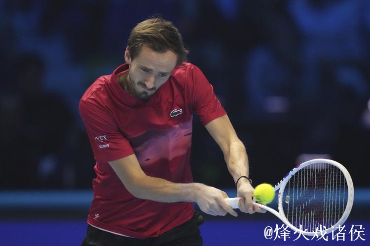 ATP巴黎大师赛：梅德韦杰夫横扫晋级 阿利亚西姆逆转