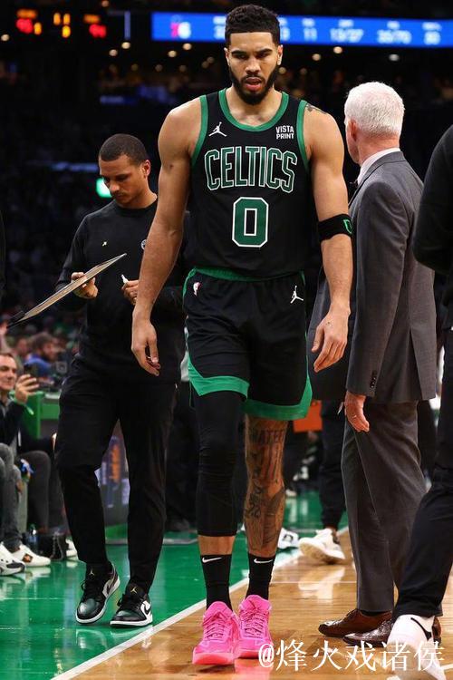 马克西33+12力压塔图姆32+15,76人险胜绿军迎来2连败 马克西33+12力压塔图姆32+15,76人险胜绿军迎来2连败